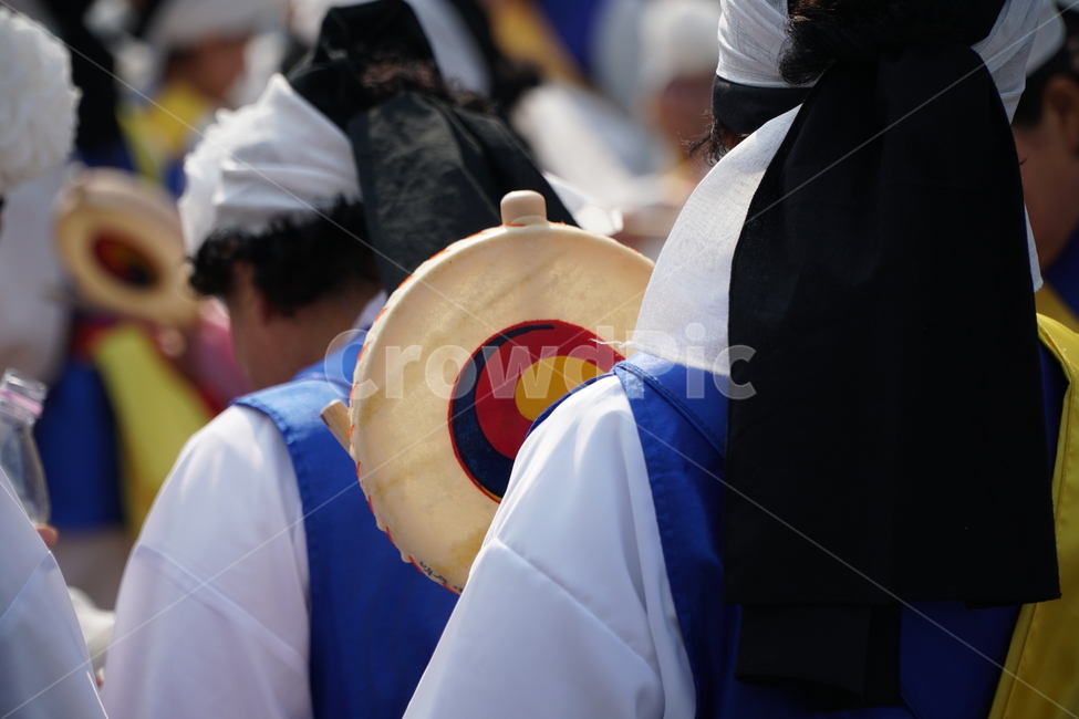 북,악기,전통음악,전통악기,농악,사물놀이,국악,예술,문화,아트,art,music,instrument,musical,musicalinstrument,공연,전통공연,연주,한복,사람,한국인,korean,people,한국,코리아,대한민국,korea,민족,전통,태극무늬,태극문양,태극,한국전통,한국문화,korean traditional,korean culture,사람,인물,인간,human,person,축제,행사,festival,carnival,event,악기,음향기기,musical instrument,musical equipment