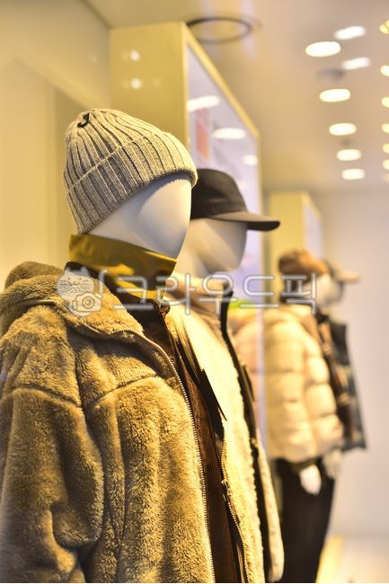 exhibition,trend,mannequin,shopping street,winter clothes,display,fur hat,apparel,clothes,mode,winter fashion,Show window,clothing,hat,costume,brand,fashion