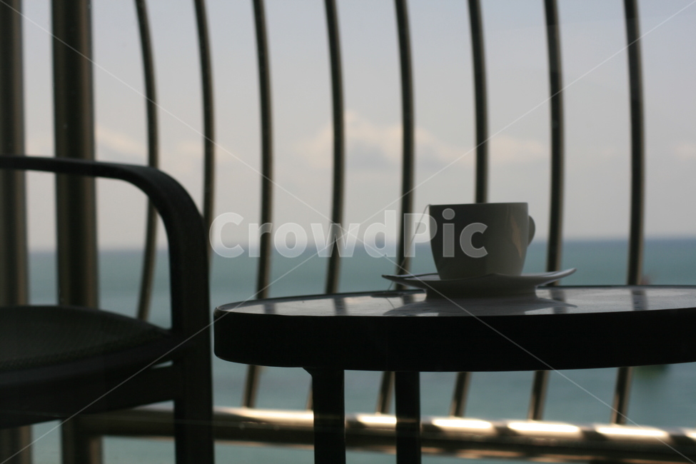 cup,컵,coffeecup,커피컵,saucer,받침접시,pottery,도기류,카페,테라스,호텔,휴양지,바다,파란색,해안가,휴식,휴가,커피잔,커피,티타임,티,tea,coffee