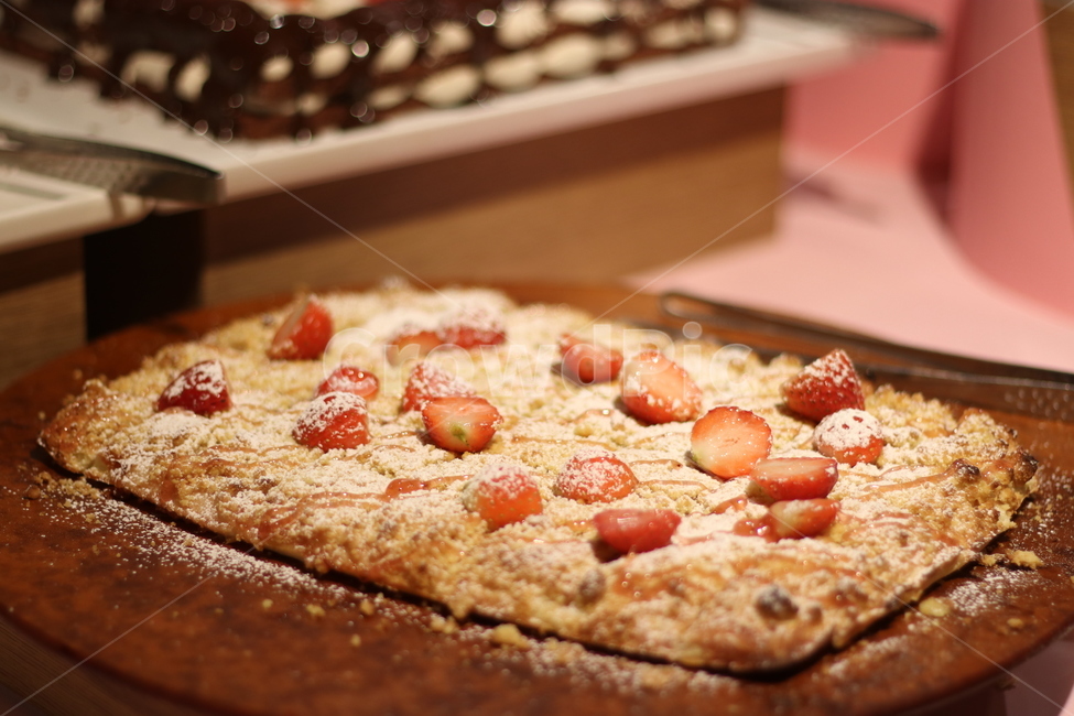 bread,roll cake,Strawberry dessert,snack,strawberry,food,dessert,cake,chocolate