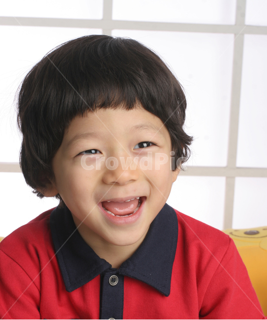 얼굴표정,남자아이,어린아이,미소,웃음,응시,관심,스마일,얼굴,사람,인물,인간,어린이,감정표현,수줍음,기분,kid,smile,human,boy,person,facial,expression,child,children,feeling,face,emotion,사람,인물,인간,human,person,얼굴표정,facial expression,face,어린이,어린아이,child,children,kid