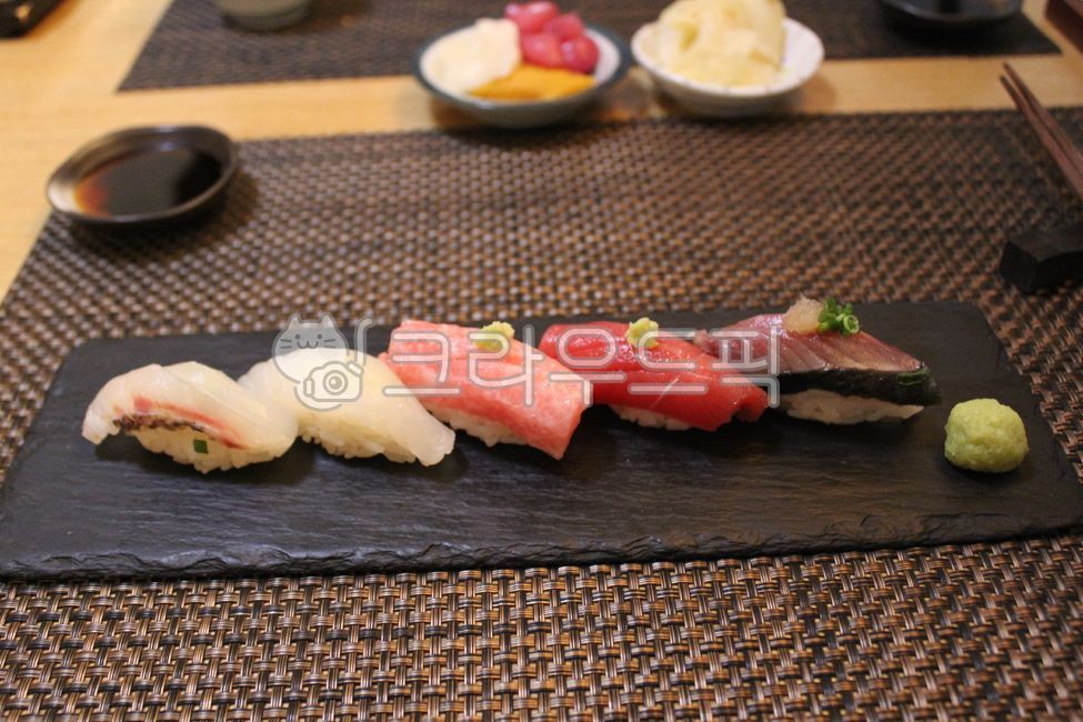 Herring sushi,tuna,lunch,Japanese food,tuna sashimi,tuna sushi,sushi,seafood,company dinner,highend,rice,mackerel sushi,dinner,delicious,expensive,fish dishes,meal,omakase,fish,sea food,fresh,flounder sushi,tuna belly sushi
