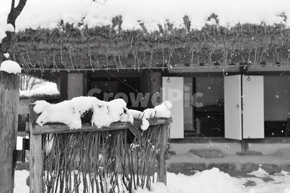 sentiment,Ssarimun,memory,thatched house,countryside,black and white photography,snowing,feeling,construct,perfume,building,sight,country village