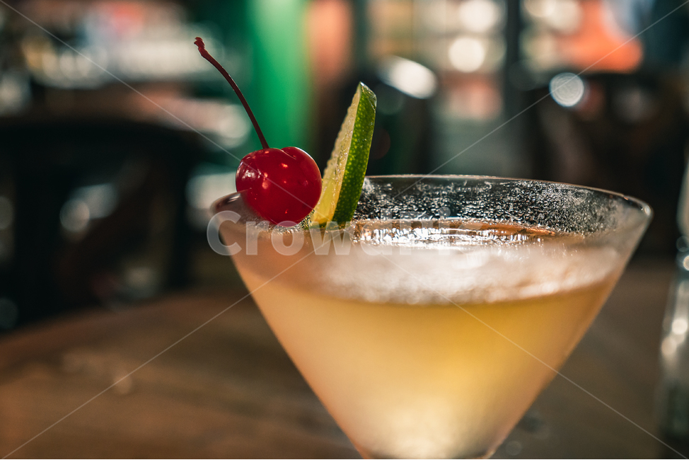 마티니,알콜,술,칵테일,바,체리,나무테이블,글라스,칵테일컵,컵,음료,시원한,보드카,술,주류,alcohol