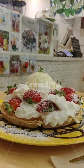 딸기와플,아이스크림과딸기,waffles,칼로리듬뿍,카페사이드메뉴,음식,식재료,요리,food,cook,meal,dishes,food reserves,디저트,간식,후식,dessert,snack