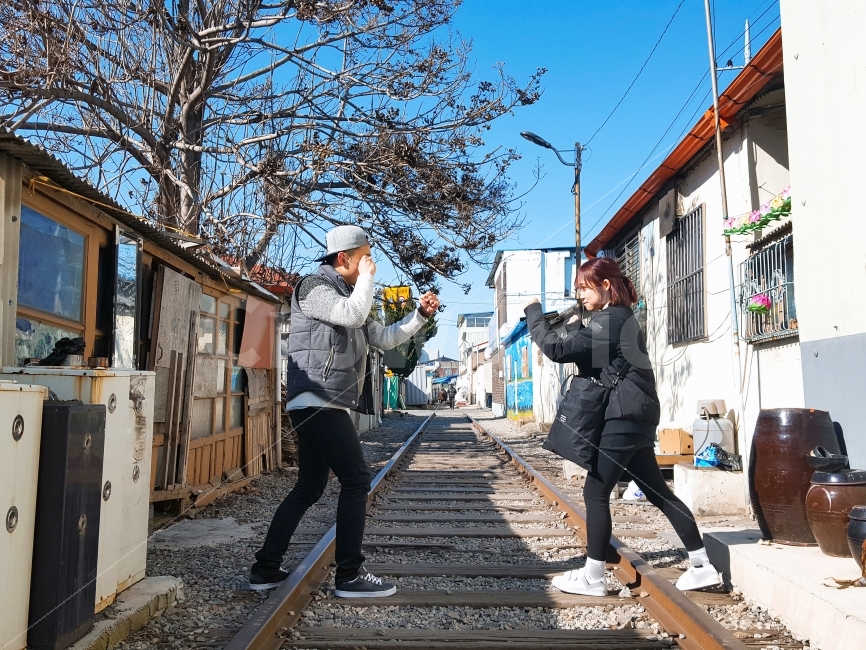 여행,travel,여행사진,국내여행,혼자여행,사진,군산,군산여행,배경사진,배경,이쁜사진,색감,색감좋은사진,경암동,철길마을,철도,옛날마을,옛마을,철길,기찻길,남매,가족,남매사진,남매여행,오빠,여동생,싸움,스냅샷,스냅사진,교통,교통수단,traffic,transportation,시골,마을,풍경,landscape,country,rural,town,사람,인물,인간,human,person,연출,컨셉,콘셉,direction,concept,pedestrian,보행자