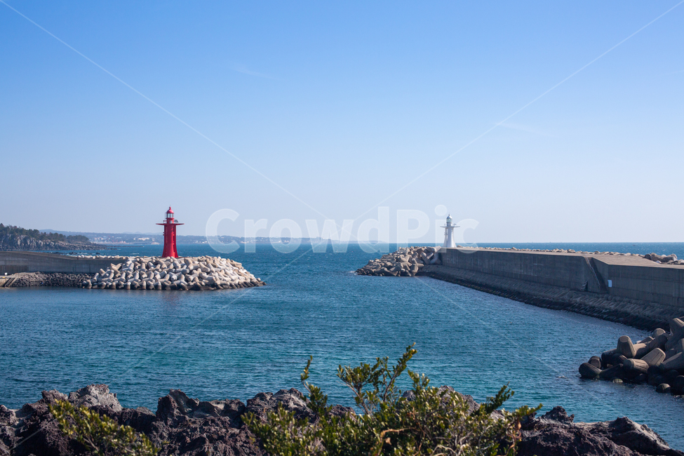 항구,바다,하늘,등대,빨간등대,어촌,제주도,제주,파란,등대,lighthouse,water,물,shoreline,해안선,land,땅,nature,자연,outdoors,옥외,ocean,대양,sea
