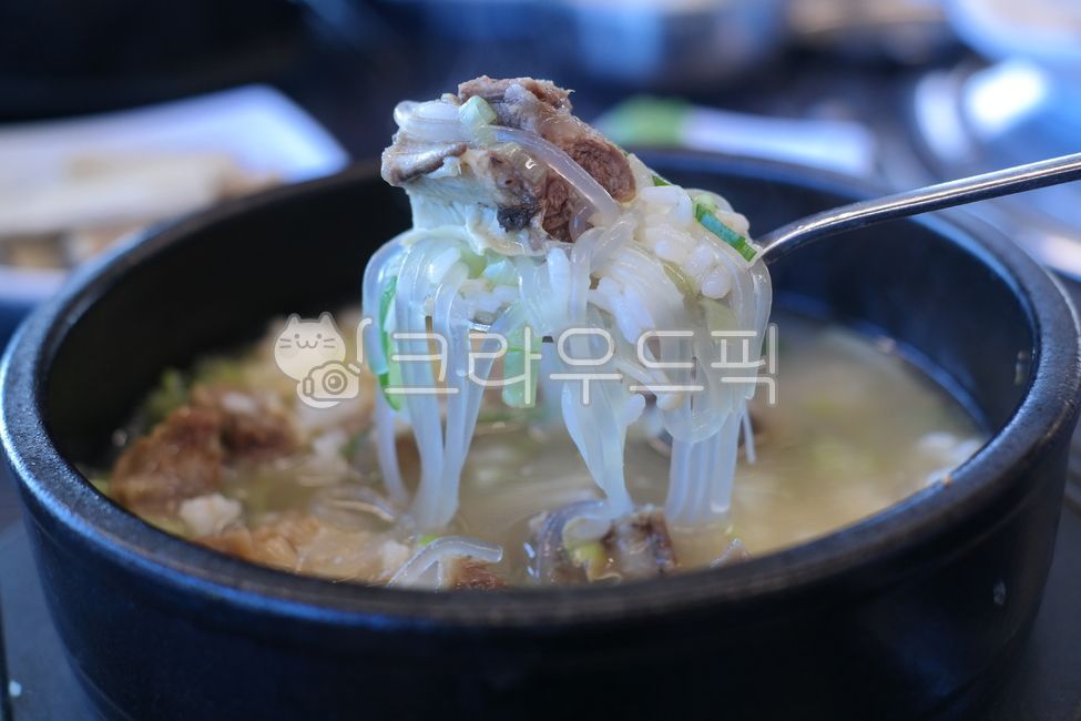 갈비탕,왕갈비탕,뚝배기,갈비,국물,당면,그릇,음식,요리,식사