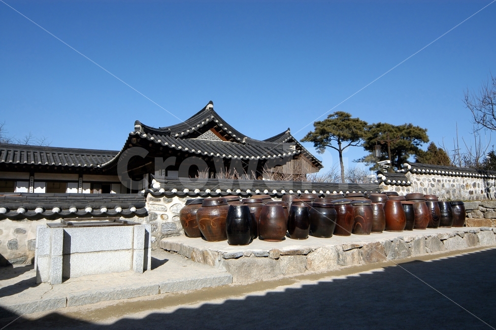 한옥,장독,장독대,항아리,기와집,양반집,장,한국,전통,한국전통,민속,담,담장,전통담,전통담장,우물,건축물,건물외관,exterior,building,structure,architecture,construction,한국전통,한국문화,korean traditional,korean culture