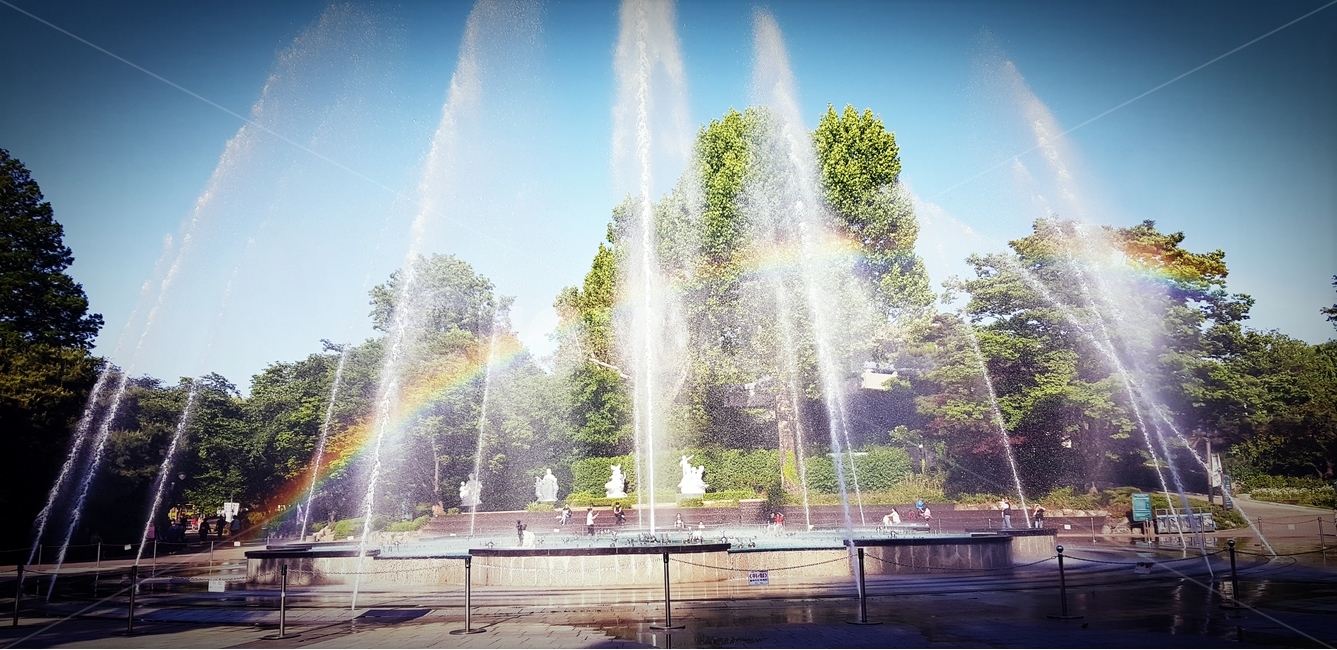 분수,무지개,맑은날,여름,어린이대공원,fountain,rainbow,sunny,summer,childrenspark,자연,풍경,nature,landscape,사람들,대중,군중,other people,crowd,water,물
