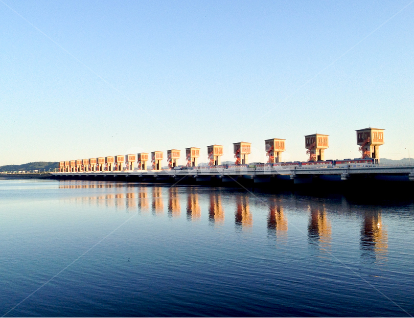 금강하구둑,둑,댐,하늘,강,고요함,geumgangestuarybank,bank,dam,sky,river,water,blue,calm,건축물,건물외관,exterior,building,structure,architecture,construction