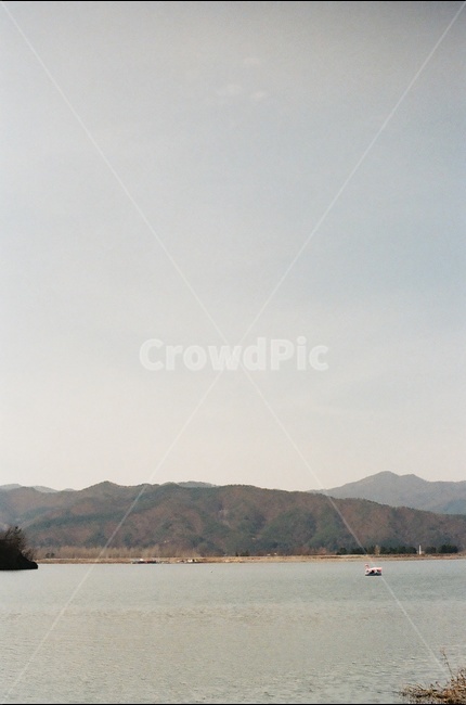 필름,필름사진,하늘,흐린하늘,강원도,공지천,자연,풍경,nature,landscape,한국자연풍경,한국자연경관,korea nature landscape,outdoors,옥외,land,땅,water,물,sea,바다,ocean,대양,shoreline,해안선