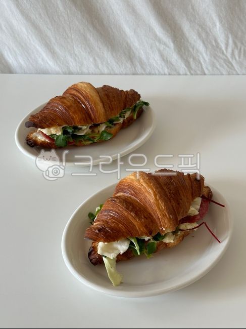 크로와상,크루아상,샌드위치,브런치,음식,croissant,burger,food,brunch,cafe,플레이팅,하얀배경