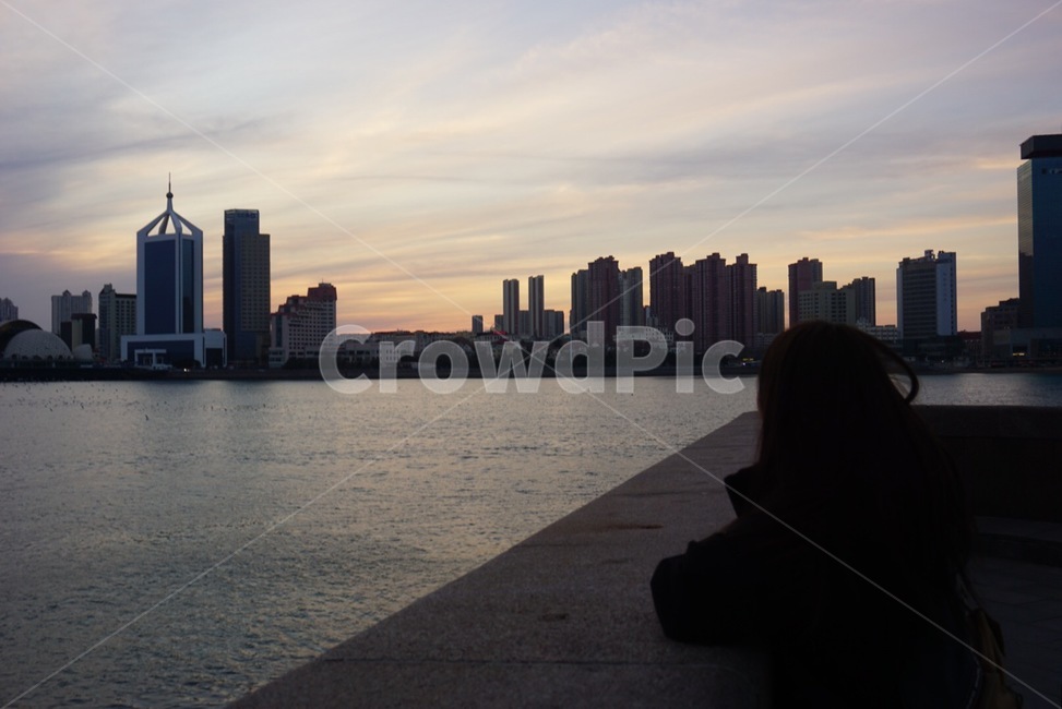 도시,빌딩,사람,인간,고층건물,여행,해외여행,중심지,urban,어반,town,시티,city,person,building,건물,human,highrise,아파트,하늘,노을,구름,바다,겨울,패딩,도시,풍경,city,landscape