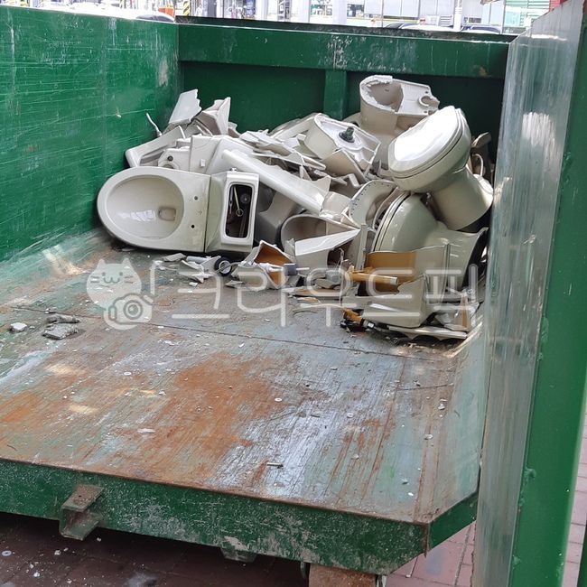 waste,toilet,trash can,washstand,trash,restroom