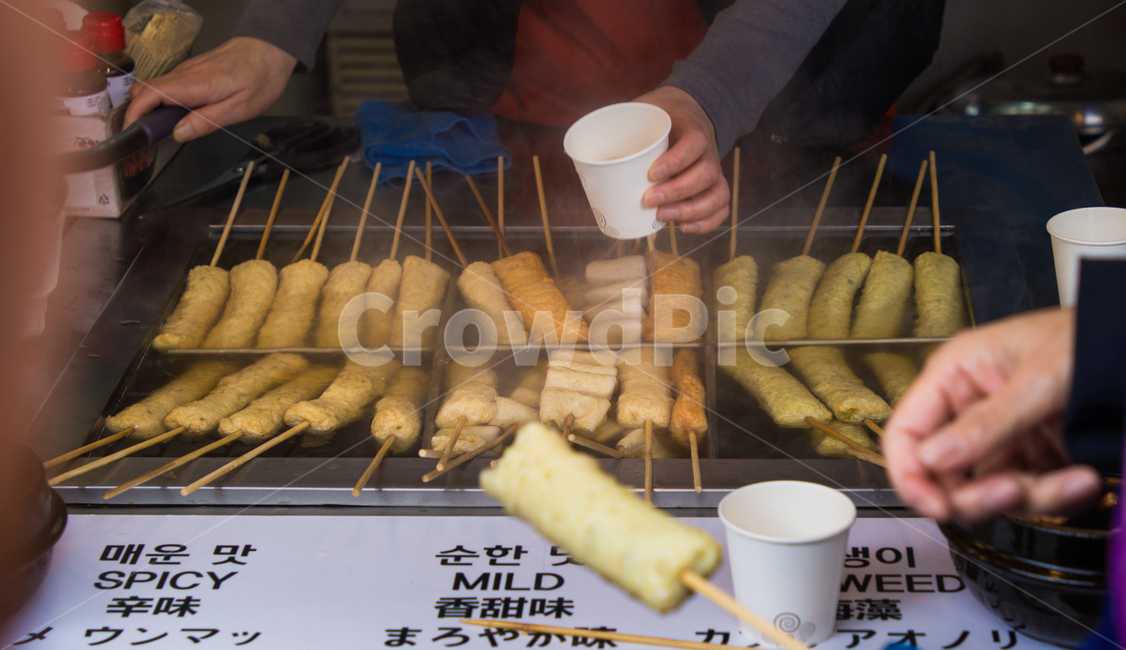 오뎅,간식,어묵,국물,건강식,꼬치,생선,매운,순한,맛있는,길거리,시장,한국,사람,인물,인간,human,person,신체일부,몸,body,음식,식재료,요리,food,cook,meal,dishes,food reserves,디저트,간식,후식,dessert,snack