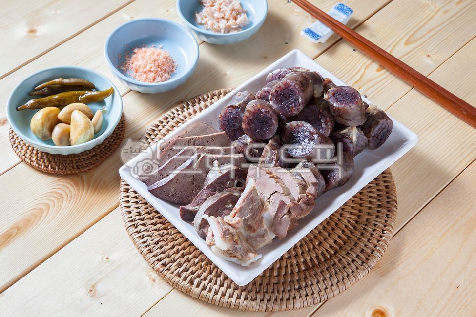 pepper,snack,Shrimp sauce,market food,snack shop,wooden chopsticks,noodle,Sundaeguk,pork head meat,street food,Korean food,Badger Gamtu,Salt place,pig head,cooking,sundae,delicacy,snack bar,Pork liver,garlic,sundae soup,Stirfried Sundae,salt,restaurant,fo