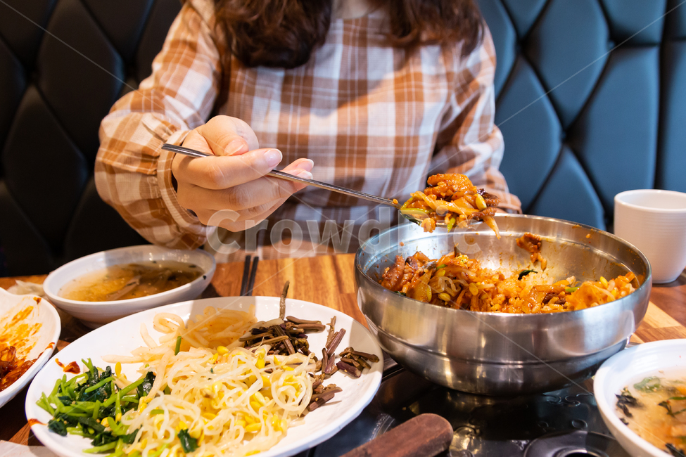 비빔밥,볶음밥,여성,혼밥,식당,외식,식사,숟가락,다이어트,음식,요리,매운,매콤한,나물,나물비빔밥,맛있는,사람,인물,밥,사람,인물,인간,human,person,여성,여자,woman,female,lady,음식,식재료,요리,food,cook,meal,dishes,food reserves