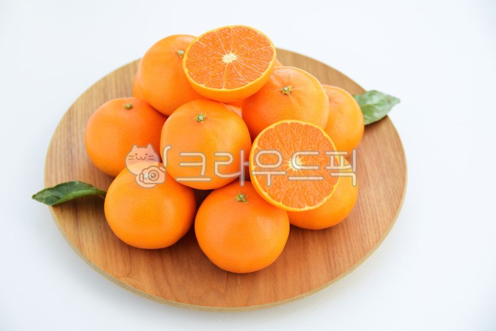 wooden plate,winter snack,fragrant,cut,half,winter fruit,vitamin c,fruit,snack,woodendish,winter,plate,Orange,Cheonhyehyang,crush,ingredients,wooddish,citrus fruits,Fruit,health,vitamin,food,health food,orange,citrusfruit,nutrition,dessert,dish,wooden,foo
