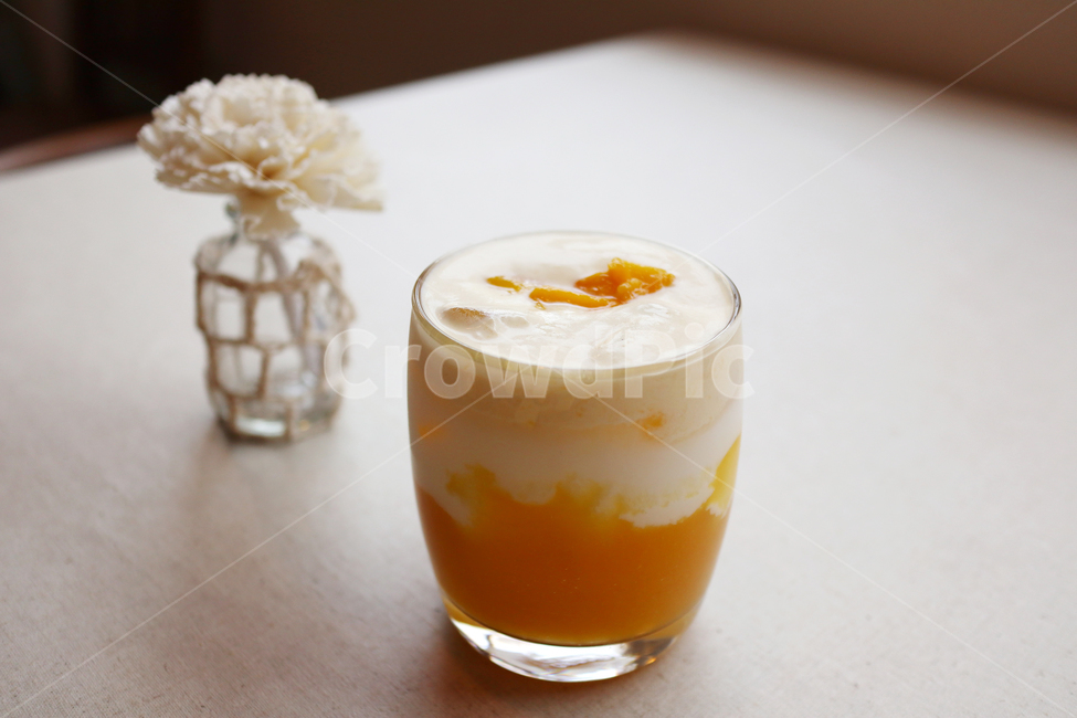 음료,컵,망고라떼,망고,과일음료,카페,테이블,플레이팅,음료수,drink,beverage,커피,카페,coffee,cafe
