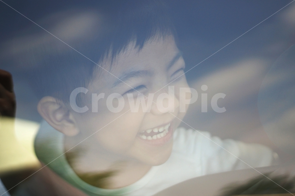 기쁨,함박웃음,미소,사람,응시,차유리,비침,감정표현,아이,남자,Child,Boy,Smile,반사,Reflection,사람,인물,인간,human,person,얼굴표정,facial expression,face,어린이,어린아이,child,children,kid,감정표현,기분,feeling,emotion