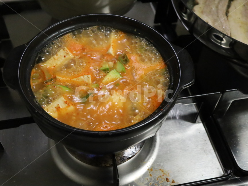 dish,요리,meal,food,음식,식사,뚝배기,된장찌개,찌개요리,찌개,한국음식,koreanfood,주방,키친,부엌,주방용품,요리도구,kitchen,kitchenware,cookroom,cookingutensil,음식,식재료,요리,food,cook,meal,dishes,food reserves