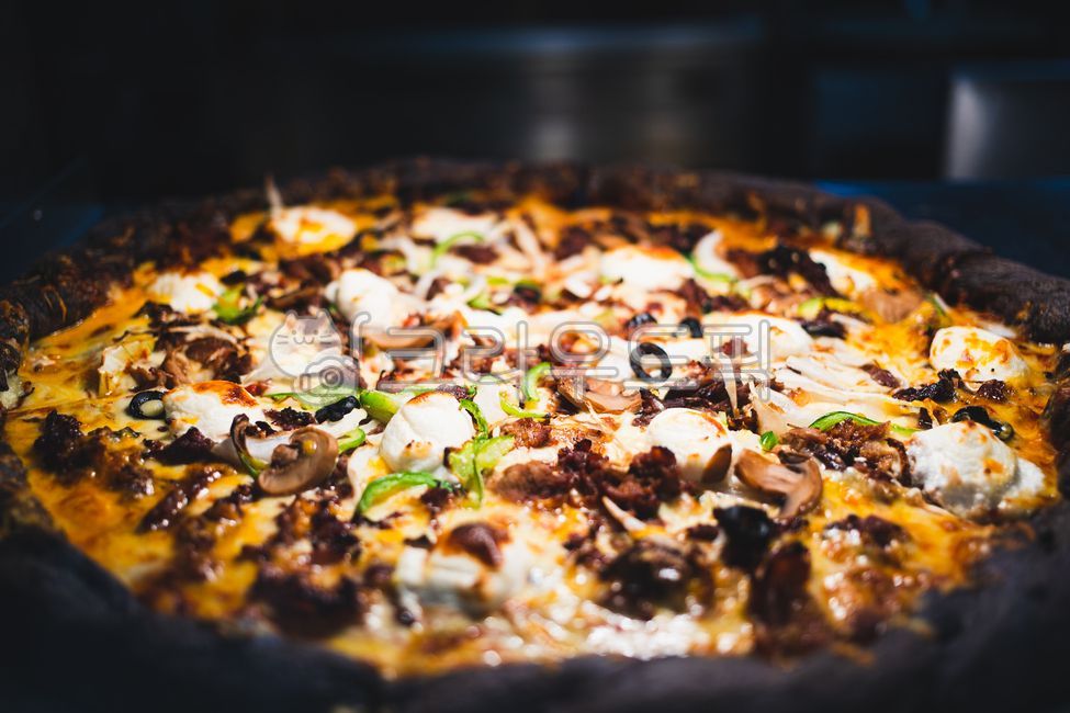 bread,snack,Bakery,recipe,vegetable,cheese,sliced,pizza,Oven roasted,dessert,olive,meat,cooking