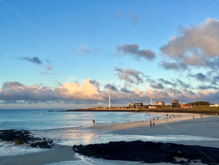 제주,바다,월정,해수욕장,노을,하늘,구름,해질녘,월정리해수욕장,jeju,제주도,jejuisland,sea,woljeong,seashore,sunset,sky,cloud,돌,rock,모래사장,sand,beach,풍차,windmill,해변,한국,한국자연풍경,한국자연경관,korea,korealandscape,koreanaturelandscape,해변,바다,beach,sea,제주도,jeju,jeju island,사람들,대중,군중,other people,crowd,nature,자연