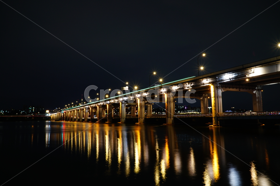 한국,서울,한강,반포대교,달빛무지개분수,야경,다리,교량,bridge,도시,city,풍경,korea,seoul,분수,무지개분수,landscape,nightview,nightscene,nightscape,서울야경,한강야경,한국야경,hanriver,야경,밤,풍경,nightscape,night,landscape,건축물,건물외관,exterior,building,structure,architecture,construction,road,도로,건물
