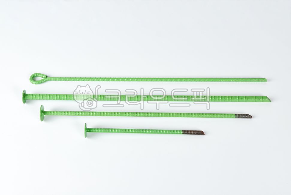 쇠말뚝,말뚝,철근,금속,차단핀,꼬챙이,연두색,정물,누끼,공구,지주