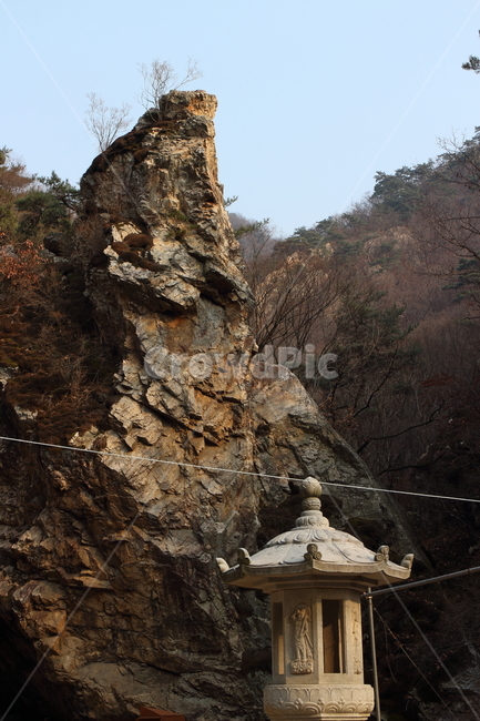 암석,바위,하늘,자연,자연풍경,풍경,특이한암석,사찰,등,산,석등,칼바위,나무,nature,landscape,조각,조각상,동상,석상,조형물,statue,bronze statue,stone statue