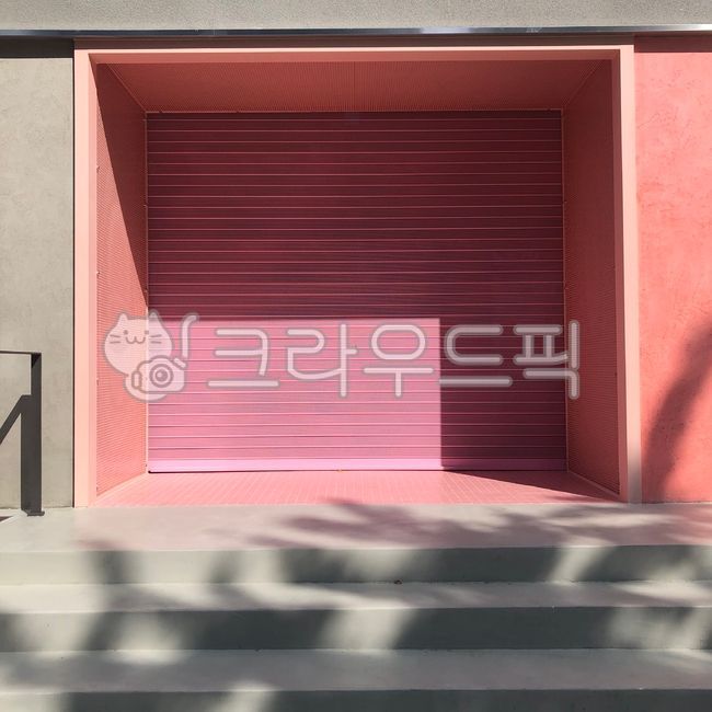indoors,실내,garage,차고,차고지,핑크문,door,핑크색