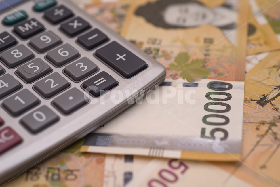 가계,소비,현금,전자계산기,계산기,세금,지출,금융,대출,생활비,지폐,저축,자금,절약,과소비,저금,정산,재테크,수입,돈,이익,재산,투자,경제,계산,은행,금전,비즈니스,수익,연금,오만원,생활,금융,돈,finance,banking,money,사물,물건,오브젝트,thing,object,matter,연출,컨셉,콘셉,direction,concept