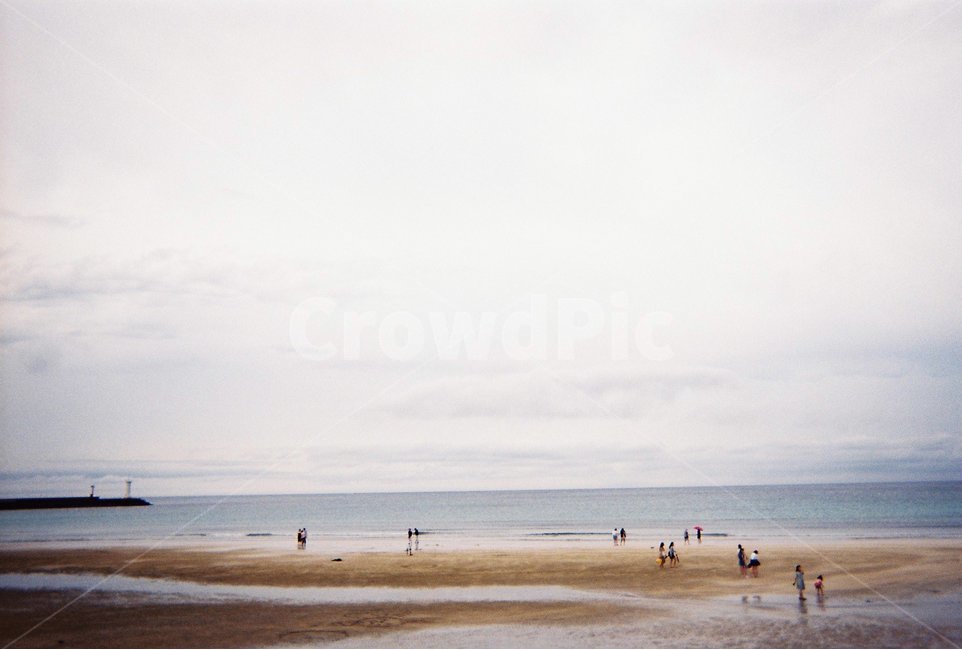 파도,제주도해변,흐린하늘,여유,고독,필름카메라,filmcamera,제주도,구름,바다,jeju,cloud,cloudy,landscape,풍경,하얀등대,파란등대,자연,풍경,nature,landscape,해변,바다,beach,sea,사람들,대중,군중,other people,crowd,land,땅,outdoors,옥외