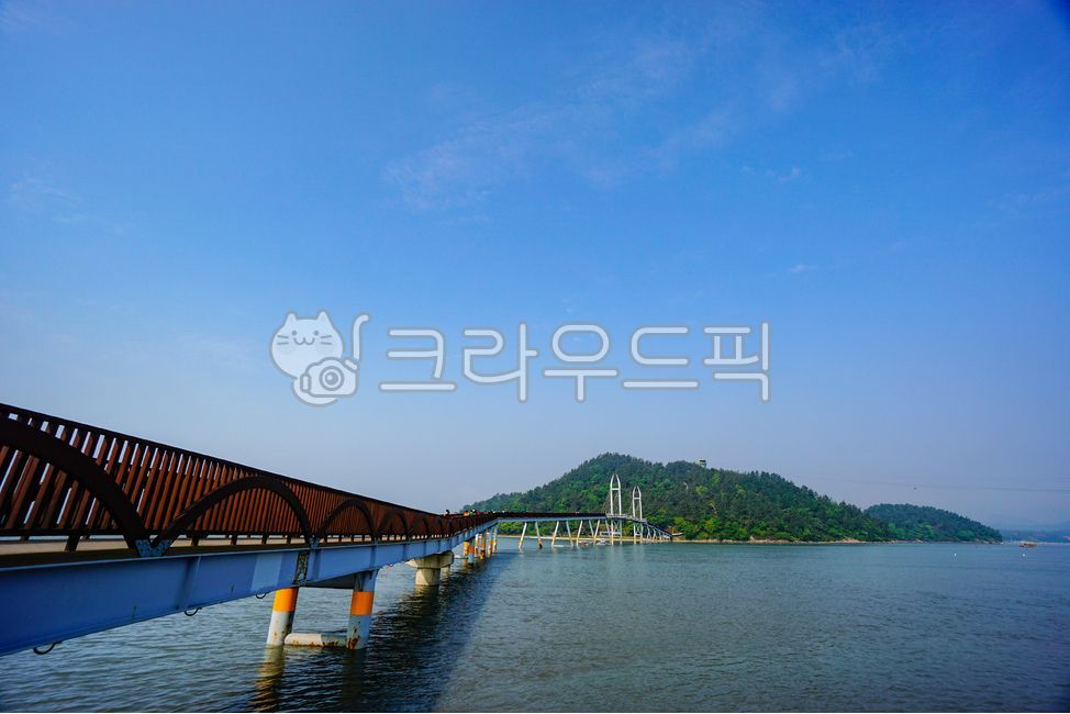 가우도,섬,출렁다리,인도교,해상인도교,교량,배경,배경이미지,바탕화면,백그라운드,해안선,해안,바닷가,산책로,강진,강진군,전라남도,전라도,전남,해양,자연,경치,산,한국,대한민국,railing,handrail,난간,banister,water,waterfront,sea,ocean,bridge,island,건축,건축물,하늘,파란하늘,architecture,pier,교각