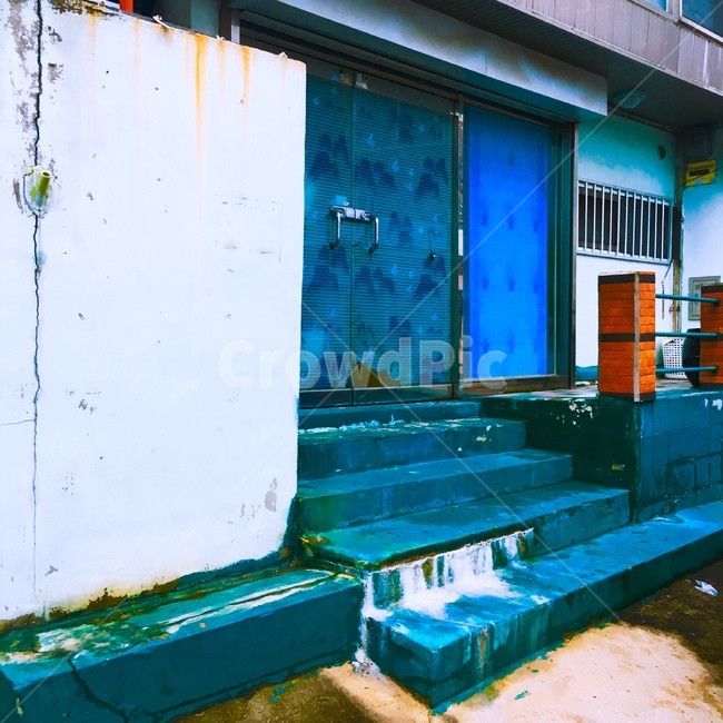 폐건물,페인트,계단,청록색,문,건축물,건물외관,exterior,building,structure,architecture,construction