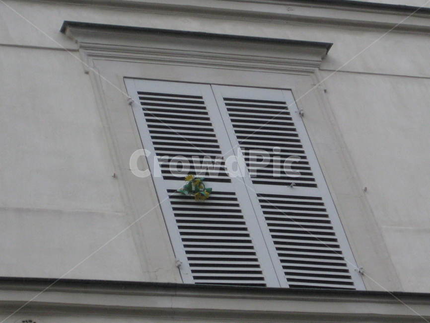 outdoors,야외,window,창문,비늘창,건물,빌딩,building,창틀