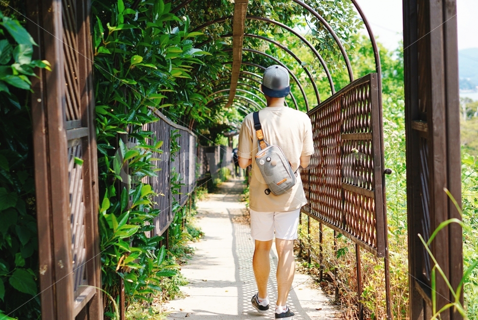 여행,travel,여행사진,국내여행,혼자여행,사진,통영,통영여행,배경사진,배경,이쁜사진,색감,색감좋은사진,여행자,여행가,스냅,스냅사진,스냅샷,뒷모습,뒷모습샷,뒷모습사진,삼각대,삼각대사진,만지도,섬,섬여행,터널,산책,사람,인물,인간,human,person