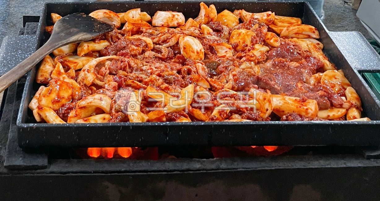 오리주물럭,오리고기,주물럭,오리주물럭철판구이,철판구이,오리주물럭구이,오리주물럭볶음,볶음,구이,오리주물럭철판볶음,철판볶음,밀떡,쌀떡,떡사리,야채,채소,양파,양념,음식,요리,식사,식재료,철판,고구마,food,dish,cook,meal