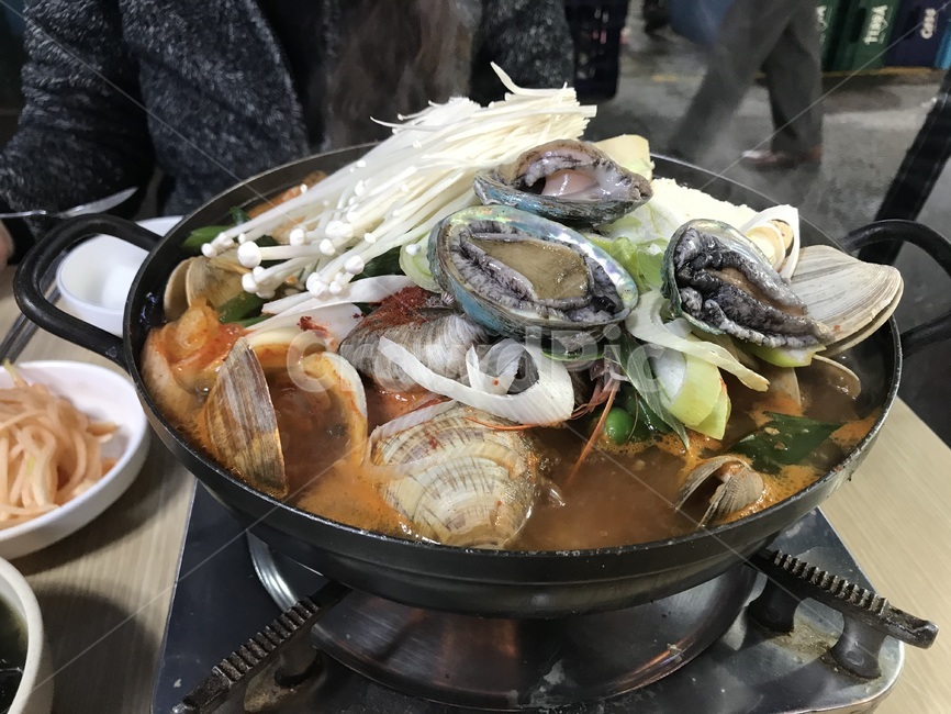 해물탕,전복,조개,가리비,술안주,버섯,버너,저녁식사,소주,고추장,파,food,dish,요리,meal,식사