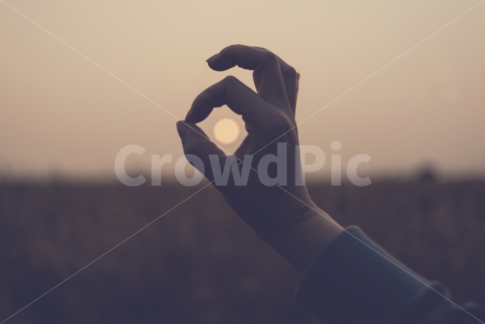	태양,잡다,오케이,손,감성,빈티지,일몰,연출,희망,꿈,사람,인물,인간,human,person,신체일부,몸,body,손,제스처,표시,손짓,표현,gesture,hand,sign,expression,감정표현,기분,feeling,emotion,감성,sensible,연출,컨셉,콘셉,direction,concept