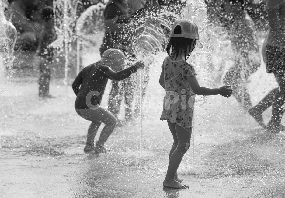 아이,분수,여름,더위,사람,물,여름,계절,summer,season,어린이,어린아이,child,children,kid,흑백,모노톤,monochrome,black and white,play,놀이,water