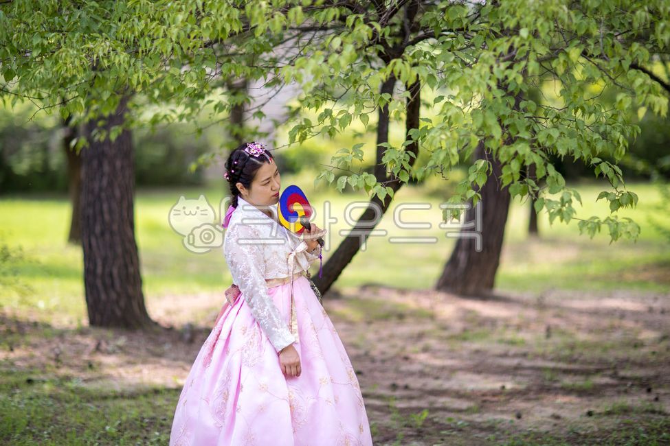 한복,hanbok,계량한복,전통의복,한국전통의상,koreantraditionalclothes,명절의상,기념의상,저고리,치마,족두리,댕기머리,한국인,동양,동양인,아시아인,여자,여성,여인,성인,사람,인간,인물,human,person,woman,female,lady,궁,궁궐,궁전,고궁,경복궁,옆모습,뒷모습,뒤태,뒷태,앞모습,대한민국,한국,서울,seoul,한국전통문화,koreantraditionalculture,뷰티,아름다움,미,beauty,핑크색,붉은색,빨간색,갈색,색상,색깔,pink,red,brown,color,컨셉,콘셉,콘셉트,컨셉트,백그라운드,코스튬,산책,명절,설날,추석,단오,30대,60대,화려한,감성,sensible,feeling,딸,의류,apparel,fashion,패션,gown,겉옷,robe,옷
