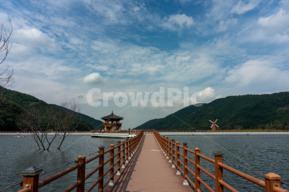 railing,banister,난간,handrail,water,물,옥연지,송해공원,다리,공원,하늘,sky