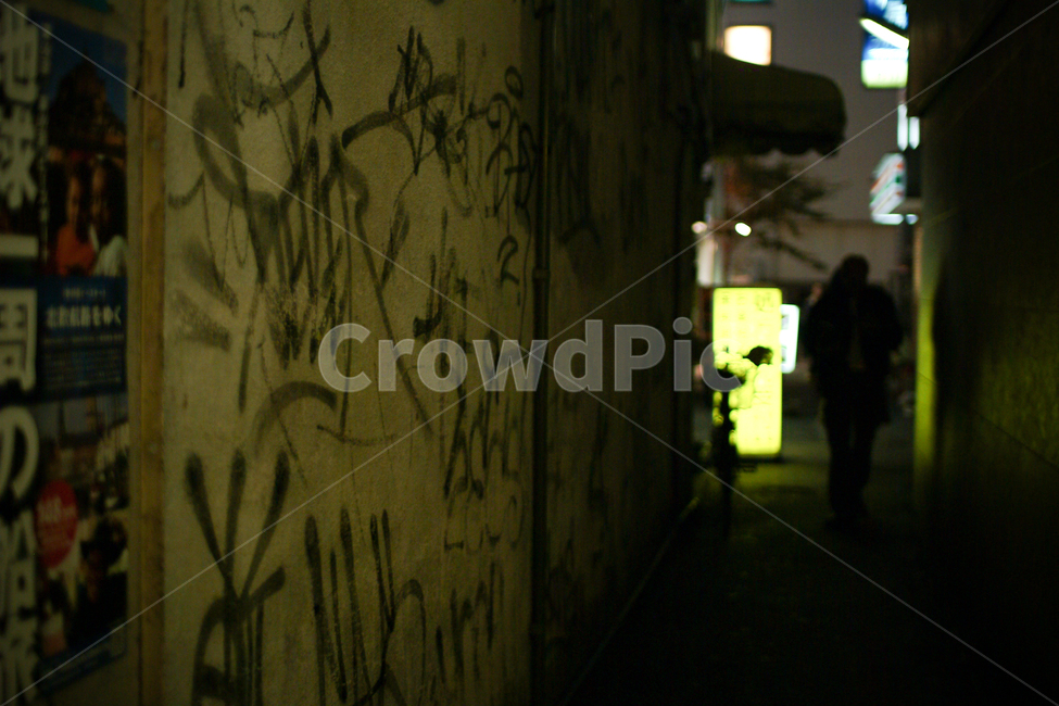 person,사람,골목길,낙서,야경,쓸쓸함,혼자걷는길