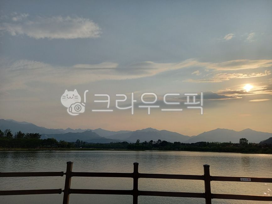 sky,Hwachaebong,Socheongbong,Sinseondae,Jungcheongbong Peak,Yeongrang Lake,cloud,mountain,Hwang Cheolbong,Panorama,Dalmabong Peak,sunset,Yeongnang Lake Road,Daecheongbong Peak,lake,Mt Seolark,Ulsan Rock