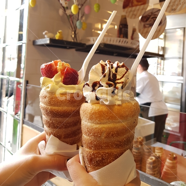 굴뚝빵,뜨르들로,뜨레들로,유럽길거리음식,유럽간식,체코간식,체코길거리음식,프라하간식,프라하길거리음식