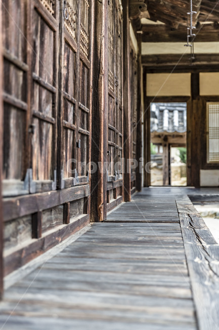 veranda,Gunja Village,Cultural Heritage,old house,Hanok,National tourist site,traditional floor,windows,Attractions,prison,traditional house