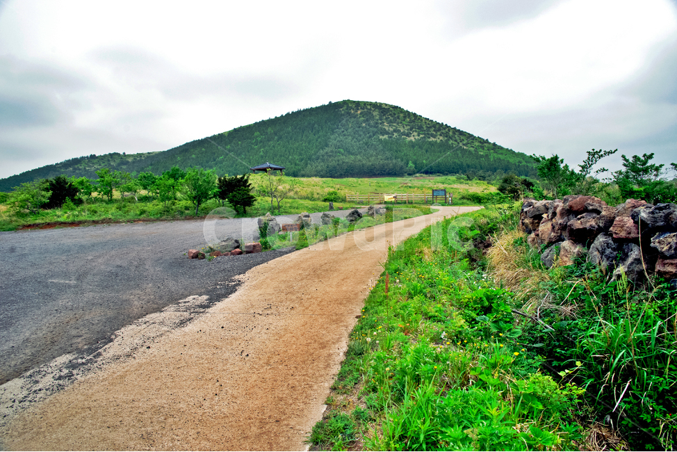 따라비오름,오름,서귀포시,제주도,이류구,화산,제주도,jeju,jeju island,nature,자연,road,도로,dirt road,흙길,gravel,자갈,outdoors,옥외