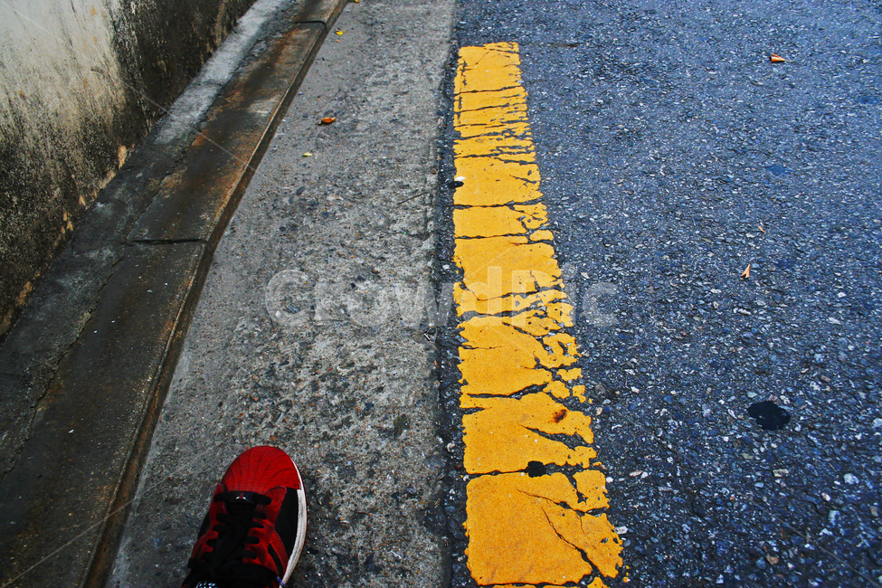 아스팔트,발걸음,운동화,감성사진,도로,목표,동네,길거리,비온뒤,빨강색,노랑색,차선,방향,이른아침,산책,방황,뒷골목,경계,촉촉함,깨끗함